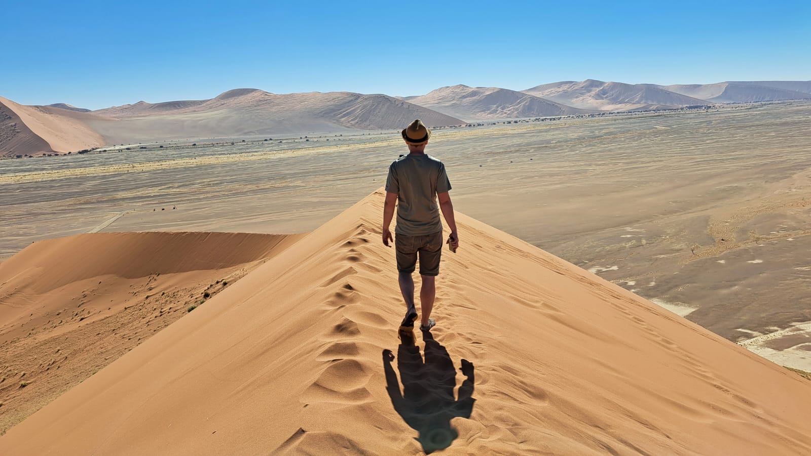 Martin kráčí po hřebeni duny v Namibii